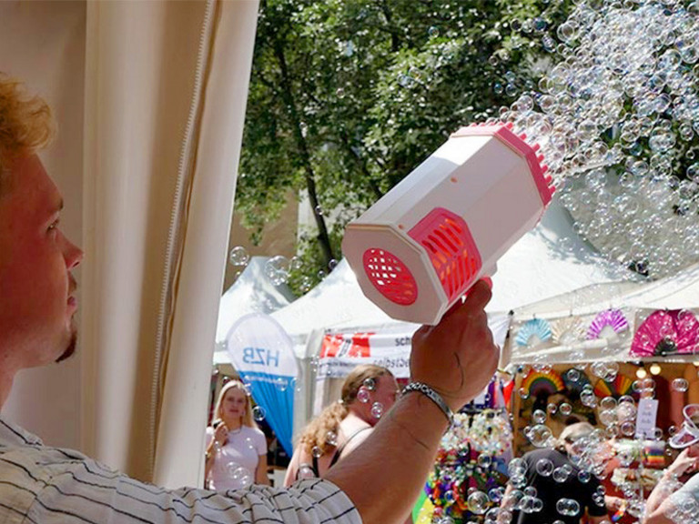 Ein Mitarbeiter der Immanuel Albertinen Diakonie sprüht mit einer Seifenblasenkanone in der Hand zahlreiche Seifenblasen in die Luft beim lesbisch-schwulen Stadtfest Motzstraßenfest rund um den Nollendorfplatz in Berlin-Schöneberg. Ein Mitarbeiter der Immanuel Albertinen Diakonie sprüht mit einer Seifenblasenkanone in der Hand zahlreiche Seifenblasen in die Luft beim lesbisch-schwulen Stadtfest Motzstraßenfest rund um den Nollendorfplatz in Berlin-Schöneberg.
