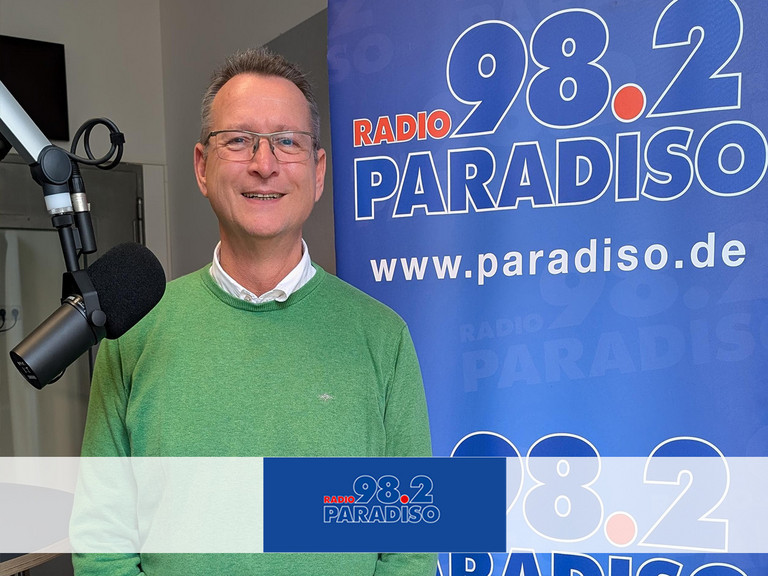 Ralf Schäfer, Beauftragter für Diversität und queere Lebensweisen der Immanuel Albertinen Diakonie, Sparte Wohnen und Pflegen, im Studio von Radio Paradiso vor einem Mikrofon
