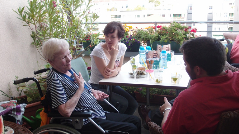 Bewohnerin erhält Besuch von jungen Leuten - Immanuel Seniorenzentrum Schöneberg