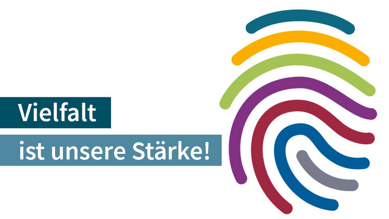 Grafik mit einem bunten Fingerabdruck und dem Text "Vielfalt ist unsere Stärke, Internationale Tag gegen Homo-, Bi-, Inter-, Trans*- und Asexuellenfeindlichkeit, Wohnen und Pflegen, queersensible Pflege, Immanuel Seniorenzentrum Schöneberg, Berlin Grafik mit einem bunten Fingerabdruck und dem Text "Vielfalt ist unsere Stärke zum Internationalen Tag gegen Homo-, Bi-, Inter-, Trans*- und Asexuellenfeindlichkeit