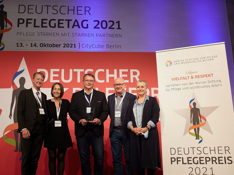 Immanuel Seniorenzentrum Schöneberg - Nachricht - Deutscher Pflegepreis geht an Immanuel Seniorenzentrum Schöneberg - Nils Orsinger - Zeynep Buday - Ralf Schäfer - Herbert Blum - Elisabeth Scharfenberg - Foto: Jan Pauls / Deutscher Pflegetag
