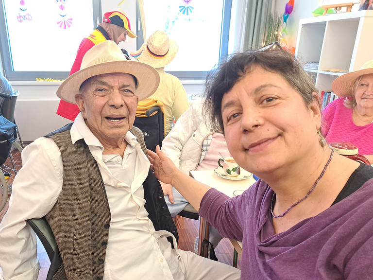 Bewohner mit seiner Tochter beim Faschingsfest