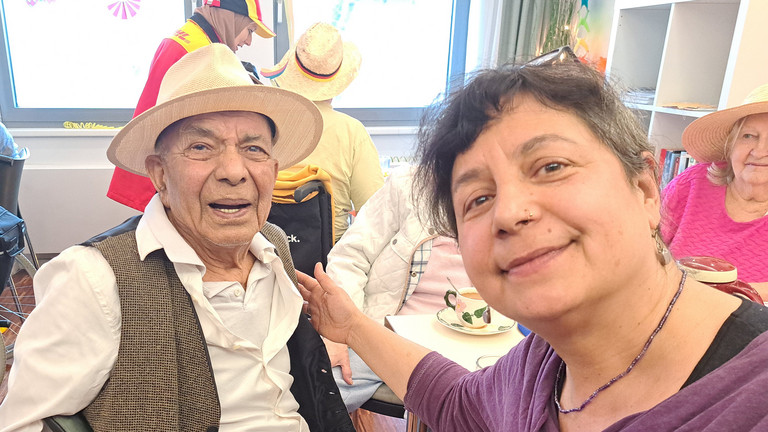 Bewohner mit seiner Tochter beim Faschingsfest Bewohner mit seiner Tochter beim Faschingsfest