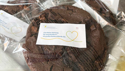 Ein in Klarsichtfolie verpackter Schoko-Coockie mit der Aufschrift "Eine kleine Stärkung für zwischendurch - ein großes Dankeschön für Sie" am Internationalen Tag der Pflegenden in der Immanuel Klinik Rüdersdorf. Ein in Klarsichtfolie verpackter Schoko-Coockie mit der Aufschrift "Eine kleine Stärkung für zwischendurch - ein großes Dankeschön für Sie" am Internationalen Tag der Pflegenden in der Immanuel Klinik Rüdersdorf.