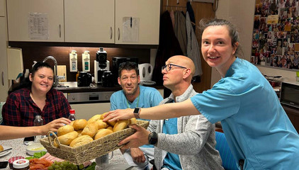 Eine Pflegekraft in blauer Funktionskleidung reicht ihren an einem Frühstückstisch sitzenden Kolleginnen und Kollegen einen Korb mit Brötchen am Internationalen Tag der Pflegenden im Immanuel Haus am Kalksee in Rüdersdorf bei Berlin. Eine Pflegekraft in blauer Funktionskleidung reicht ihren an einem Frühstückstisch sitzenden Kolleginnen und Kollegen einen Korb mit Brötchen am Internationalen Tag der Pflegenden im Immanuel Haus am Kalksee in Rüdersdorf bei Berlin.