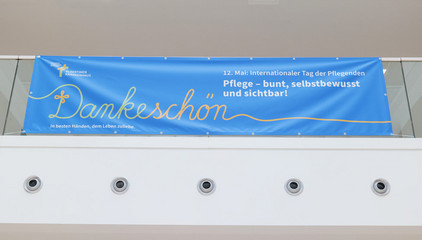 Ein großes blaues Banner hängt in der Eingangshalle des Albertinen Krankenhauses in Hamburg mit der Aufschrift Dankeschön", "12. Mai: Internationaler Tag der Pflegenden" und "Pflege - bunt, selbstbewusst und sichtbar!" am Internationalen Tag der Pflegenden. Ein großes blaues Banner hängt in der Eingangshalle des Albertinen Krankenhauses in Hamburg mit der Aufschrift Dankeschön", "12. Mai: Internationaler Tag der Pflegenden" und "Pflege - bunt, selbstbewusst und sichtbar!" am Internationalen Tag der Pflegenden.