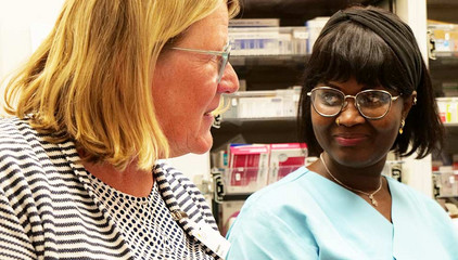 Maike Sellentin, Pflegedirektorin im Evangelischen Amalie Sieveking Krankenhaus, unterhält sich in einem Stationszimmer mit einer Pflegekraft in blauer Funktionskleidung am Internationalen Tag der Pflegenden. Maike Sellentin, Pflegedirektorin im Evangelischen Amalie Sieveking Krankenhaus, unterhält sich in einem Stationszimmer mit einer Pflegekraft in blauer Funktionskleidung am Internationalen Tag der Pflegenden.