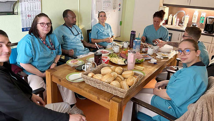 Mehrere Pflegekräfte in Funktionskleidung sitzen um einen reich gedeckten Frühstückstisch im Immanuel Haus am Kalksee in Rüdersdorf bei Berlin und unterhalten sich um Internationalen Tag der Pflegenden. Mehrere Pflegekräfte in Funktionskleidung sitzen um einen reich gedeckten Frühstückstisch im Immanuel Haus am Kalksee in Rüdersdorf bei Berlin und unterhalten sich um Internationalen Tag der Pflegenden.