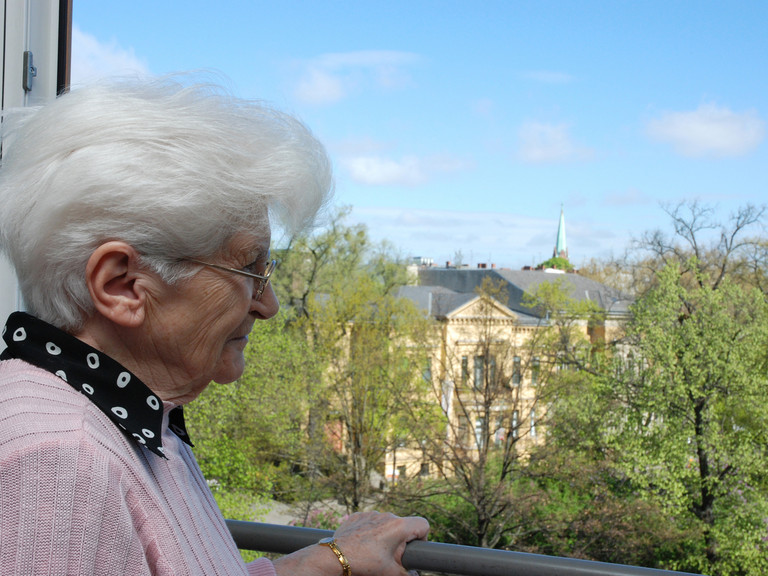 Bewohnerin auf Balkon - Immanuel Seniorenzentrum Schöneberg