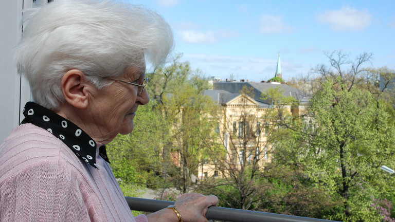 Bewohnerin auf Balkon - Immanuel Seniorenzentrum Schöneberg