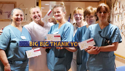 Sechs Pflegekräfte in Funktionskleidung stehen lachend nebeneinander und halten ein Querschild mit der Aufschrift "Big Big Thank You" und Geschenkkarten in die Kamera am Internationalen Tag der Pflegenden in Hamburg-Volksdorf. Sechs Pflegekräfte in Funktionskleidung stehen lachend nebeneinander und halten ein Querschild mit der Aufschrift "Big Big Thank You" und Geschenkkarten in die Kamera am Internationalen Tag der Pflegenden in Hamburg-Volksdorf.