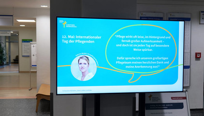 Ein großes Digitaldisplay im Eingangsbereich des Albertinen Krankenhauses in Hamburg zeigt zum Internationalen Tag der Pflegenden eine Grußbotschaft an die Pflegekräfte von Verwaltungsdirektorin Sabrina Wobst. Ein großes Digitaldisplay im Eingangsbereich des Albertinen Krankenhauses in Hamburg zeigt zum Internationalen Tag der Pflegenden eine Grußbotschaft an die Pflegekräfte von Verwaltungsdirektorin Sabrina Wobst.