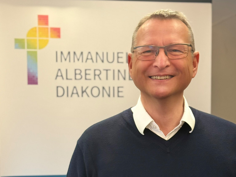 Ralf Schäfer, Beauftragter für Diversität und queere Lebensweisen in der Sparte Wohnen und Pflegen der Immanuel Albertinen Diakonie Ralf Schäfer, Beauftragter für Diversität und queere Lebensweisen in der Sparte Wohnen und Pflegen der Immanuel Albertinen Diakonie