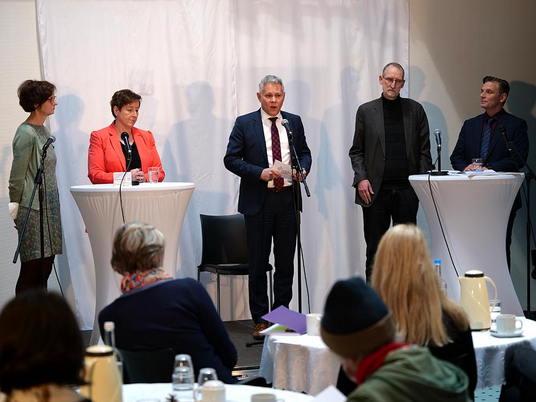 Dr. Frauke Ishorst, Martina Kringe, Christoph Stiba, Ralf Dziewas und Andreas Mende (von links) diskutieren den Auftrag der Diakonie.